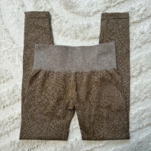 NVGTN Mocha Snakeskin Seamless Leggings - Picture 3 of 6